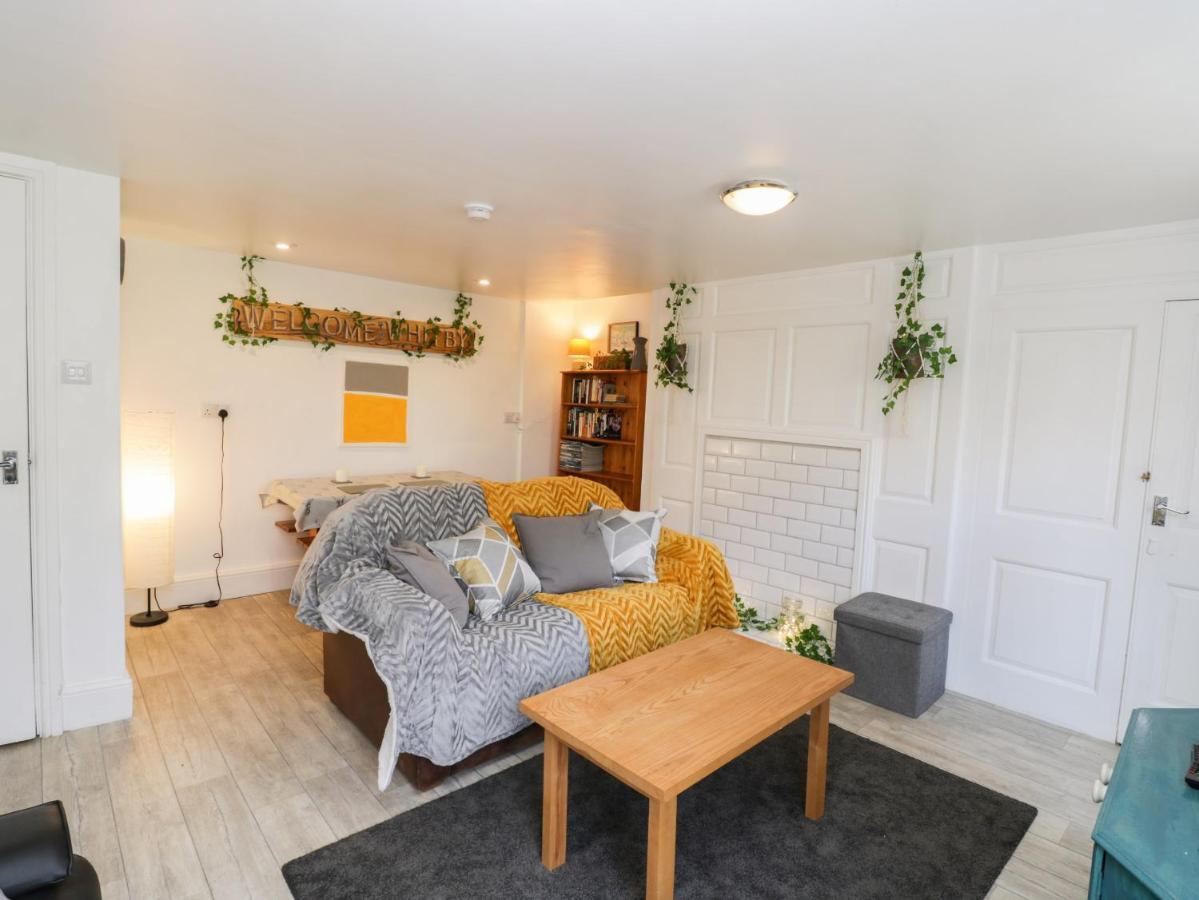 The Surfers Bolt Hole Apartment Whitby Exterior photo