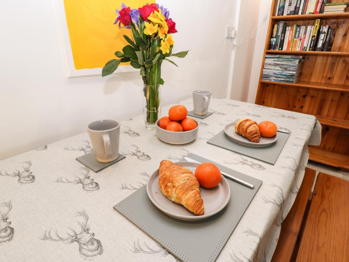 The Surfers Bolt Hole Apartment Whitby Exterior photo