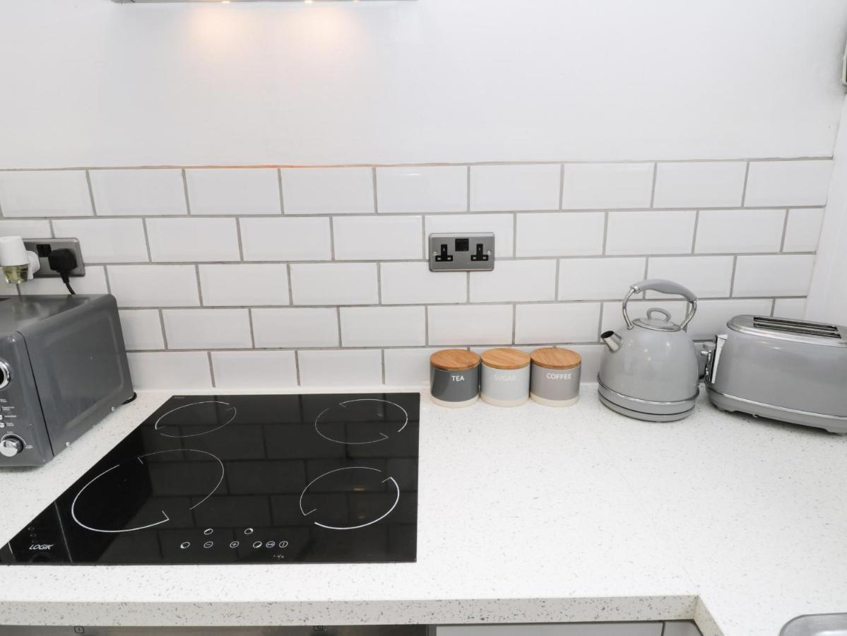 The Surfers Bolt Hole Apartment Whitby Exterior photo