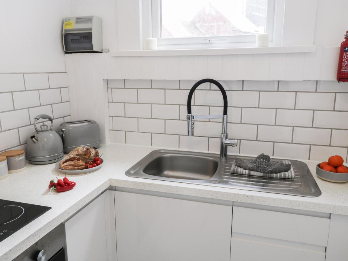 The Surfers Bolt Hole Apartment Whitby Exterior photo