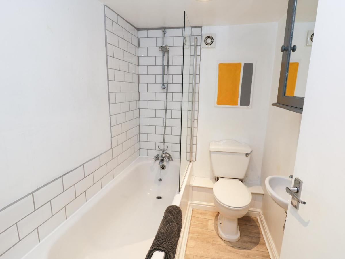 The Surfers Bolt Hole Apartment Whitby Exterior photo